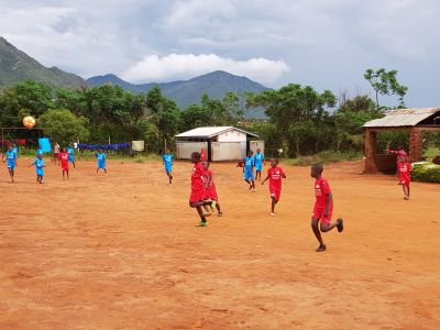 Afrikanische Kinder spielen Fußball